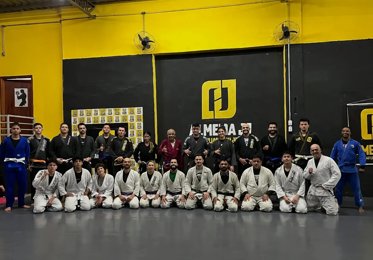 Alunos e professores da Almeida JJ Pindamonhangaba posando no tatame da academia