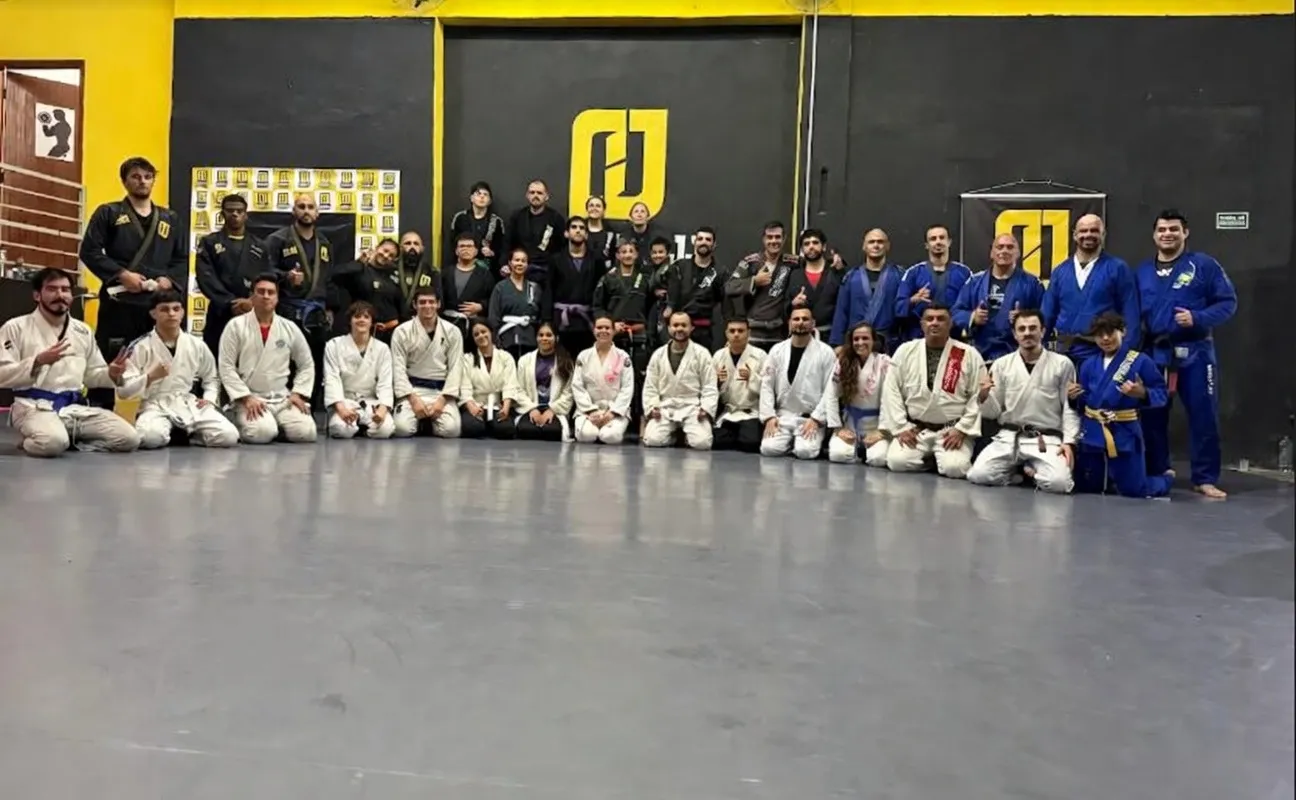 Turma da Almeida Jiu-Jitsu Pindamonhangaba reunida no tatame da academia